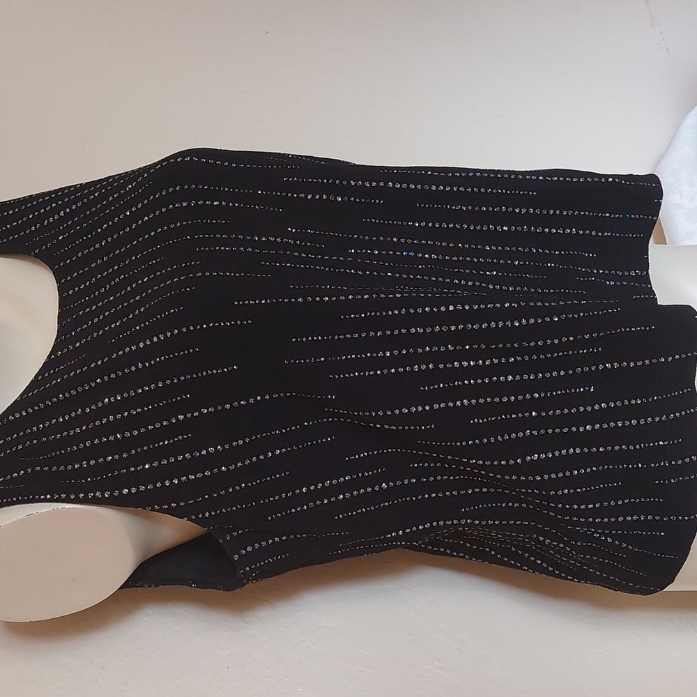 CONNECTED APPAREL sleeveless top.  Black background. Pre-owned great condition.